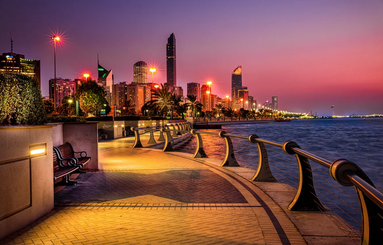 Фото обои вода, город, здания, вечер, освещение, фонари, набережная, ОАЭ