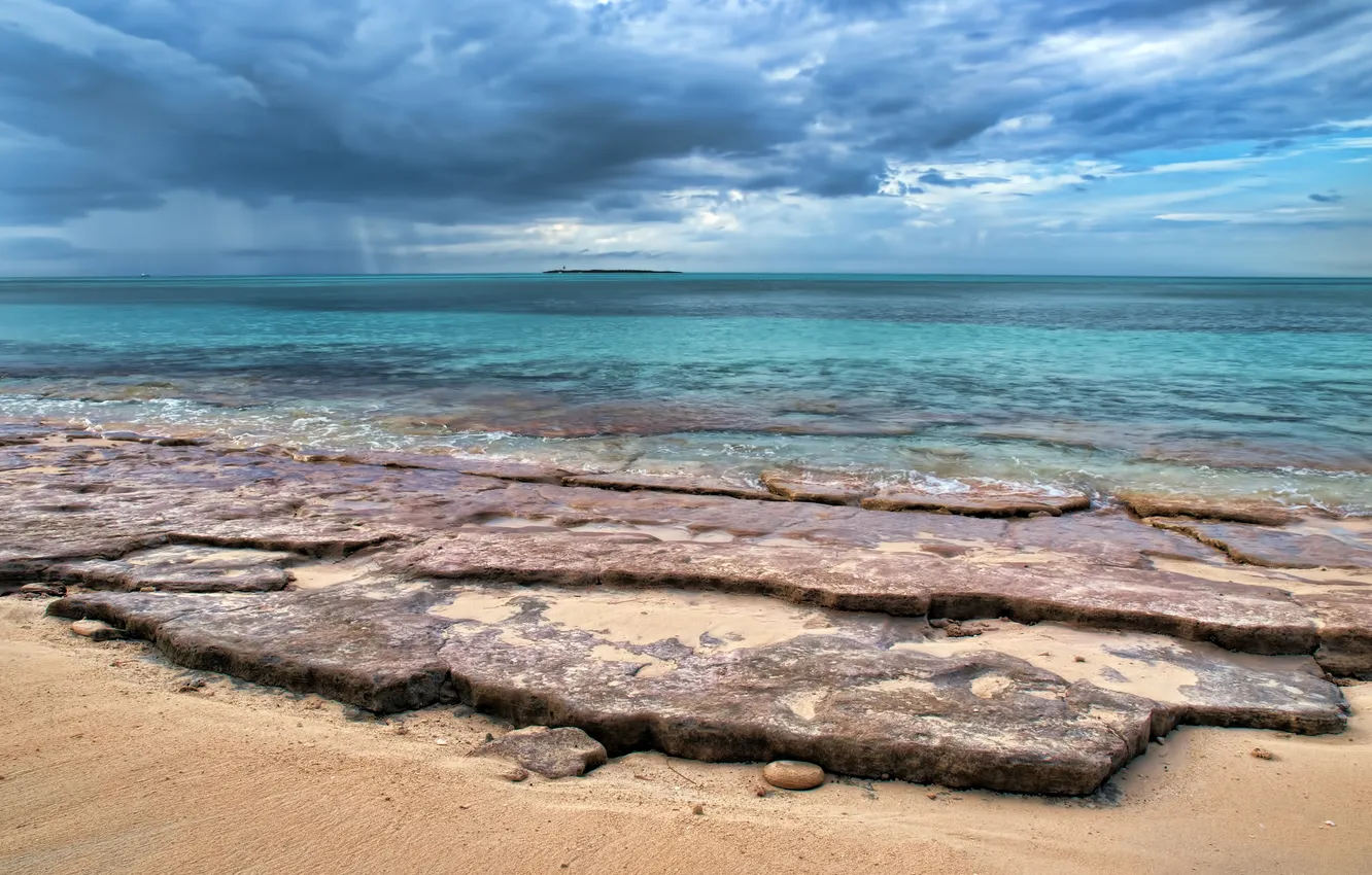 Фото обои песок, море, тучи, природа, камни, берег, остров, горизонт