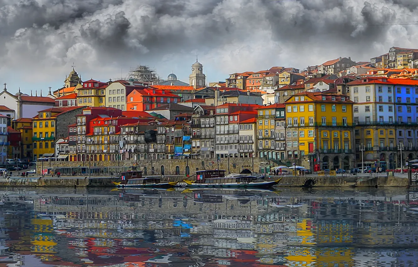 Фото обои отражение, река, здания, дома, лодки, размытость, Португалия, набережная