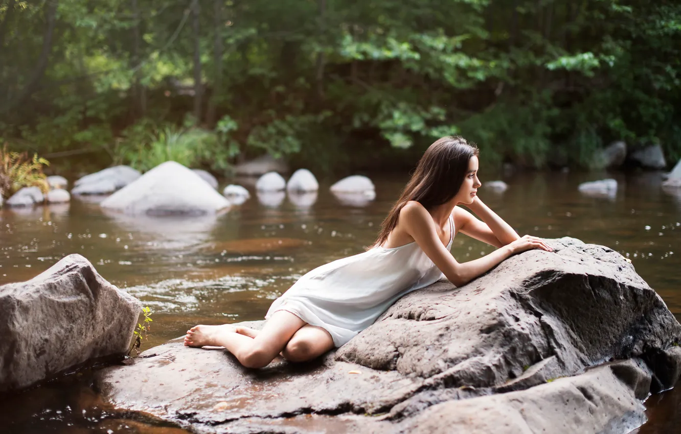 Фото обои девушка, река, камень