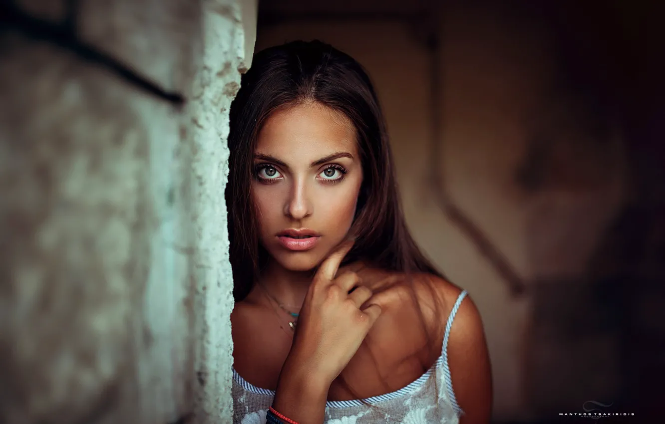Фото обои взгляд, модель, портрет, макияж, прическа, шатенка, красотка, боке