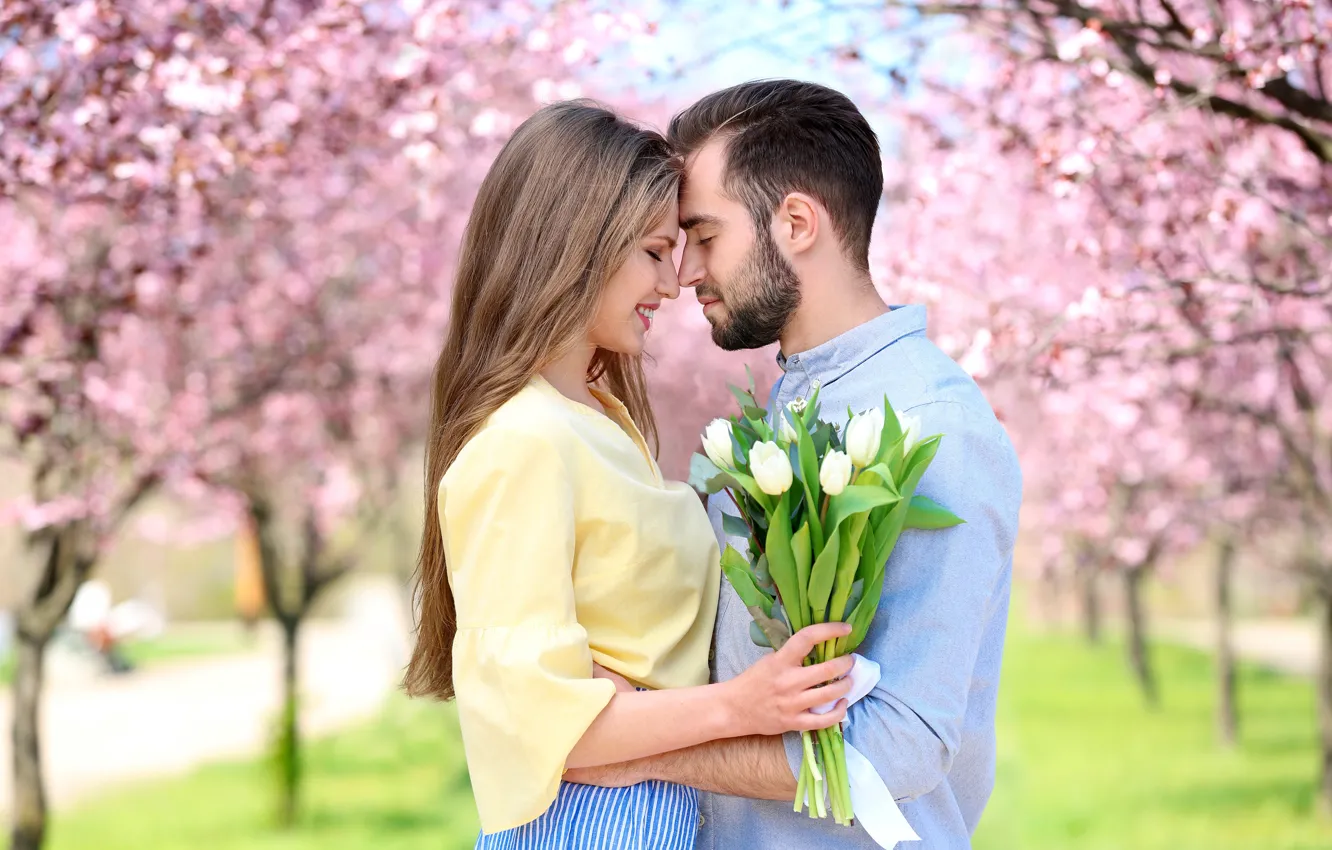 Фото обои девушка, деревья, цветы, парк, букет, весна, пара, тюльпаны