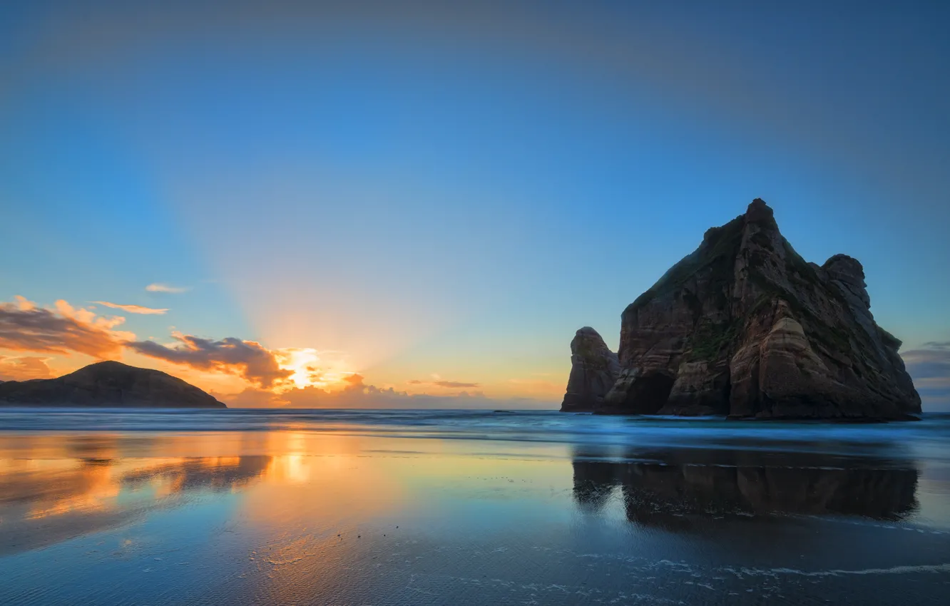 Фото обои пляж, восход, скалы, оранжевые облака