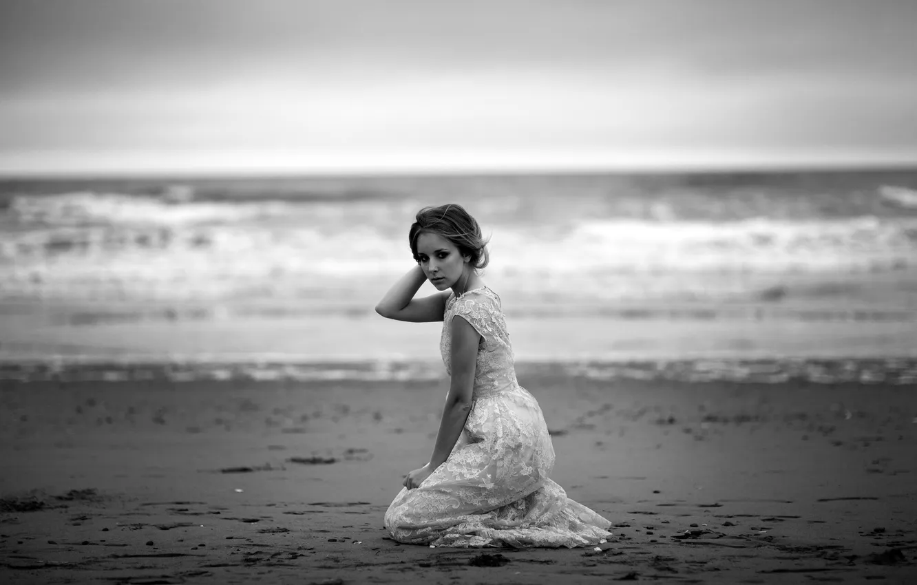 Фото обои песок, волны, пляж, девушка, платье