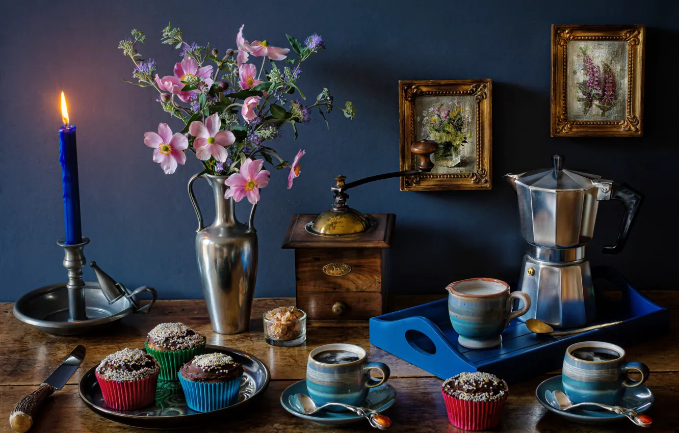 Фото обои цветы, стиль, кофе, свеча, букет, чашки, ваза, натюрморт