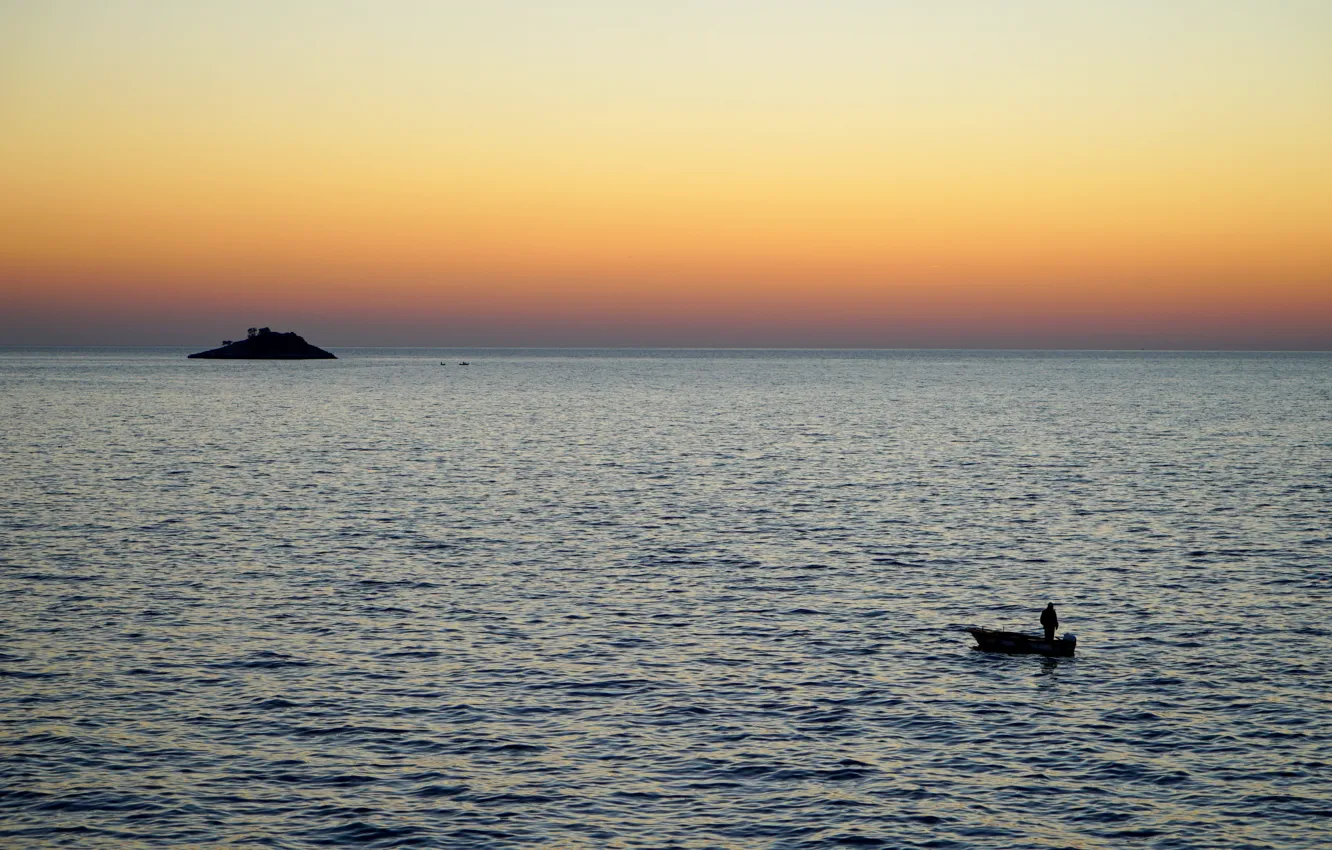Фото обои море, лодка, человек, остров, утро