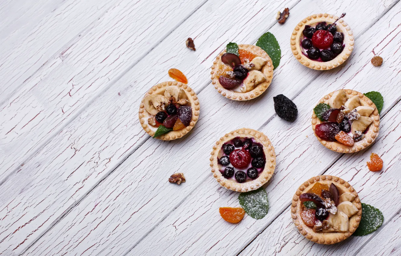 Фото обои фрукты, wood, выпечка, сладкое, nuts, fruits, greenery, тарталетки