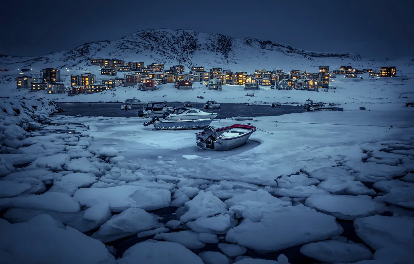 Фото обои лед, свет, озеро, дома, Зима, лодки, поселок