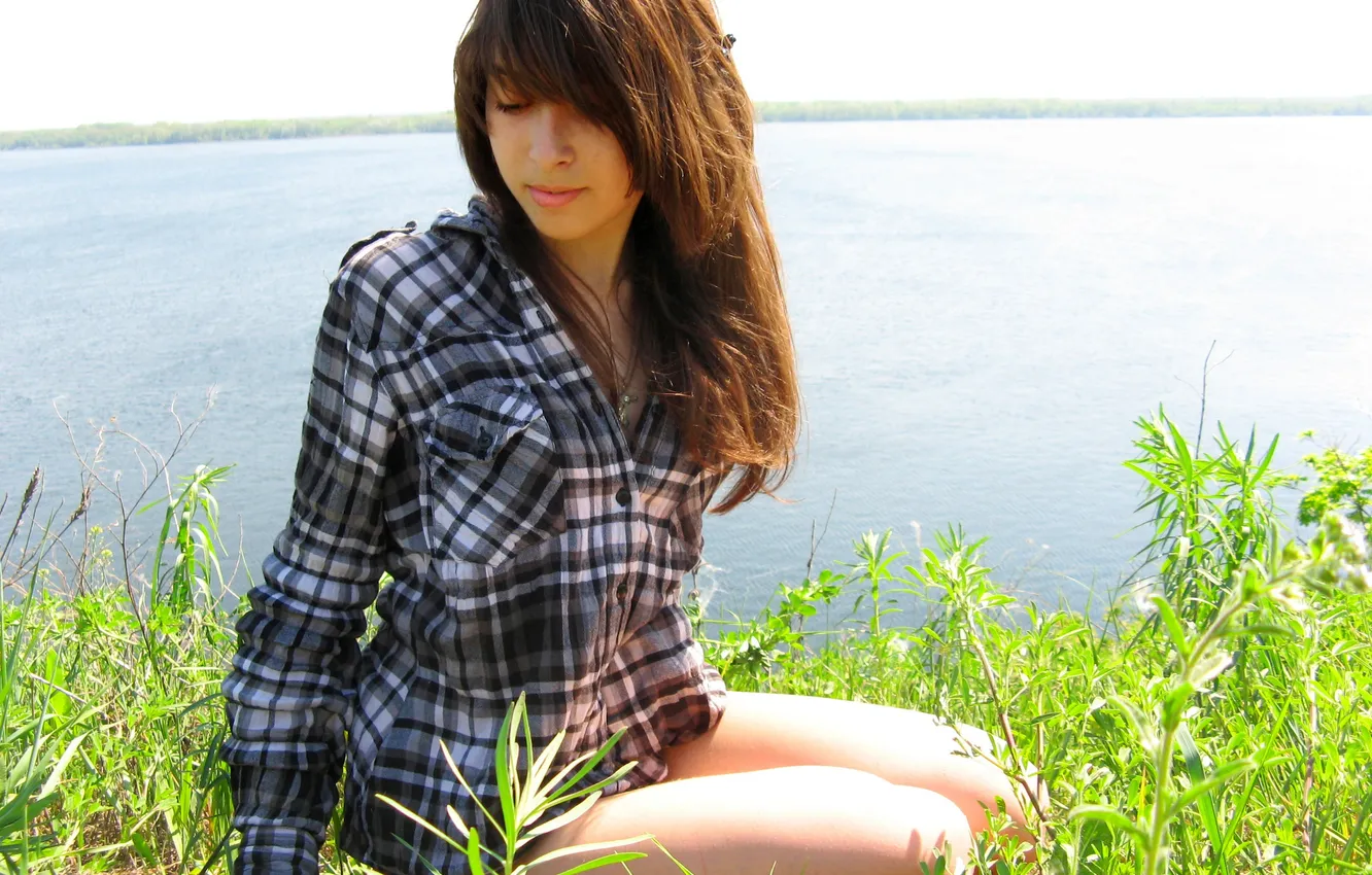 Фото обои море, трава, девушка, берег, ножки, в рубашке