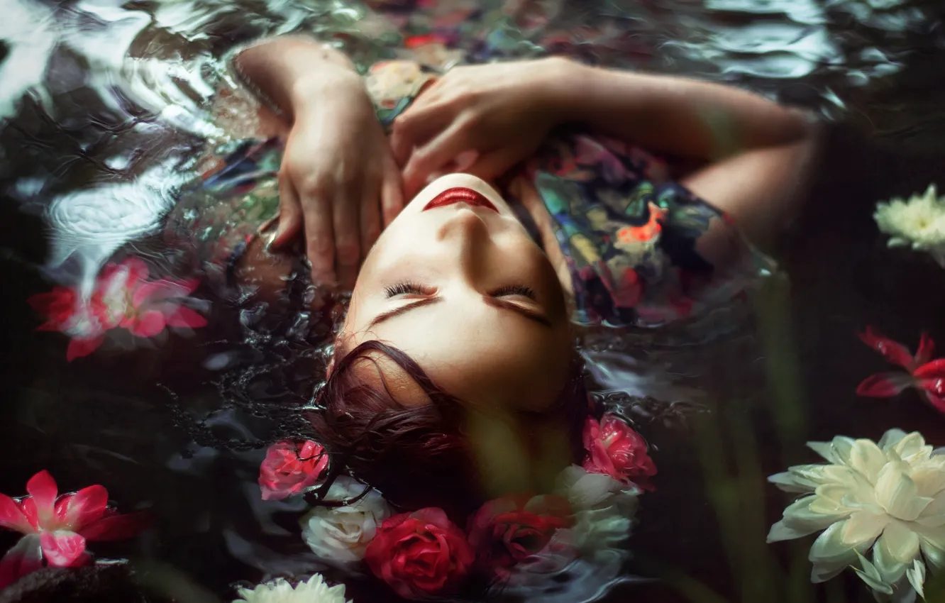 Фото обои вода, цветы, настроение, венок, Chloe Abigail