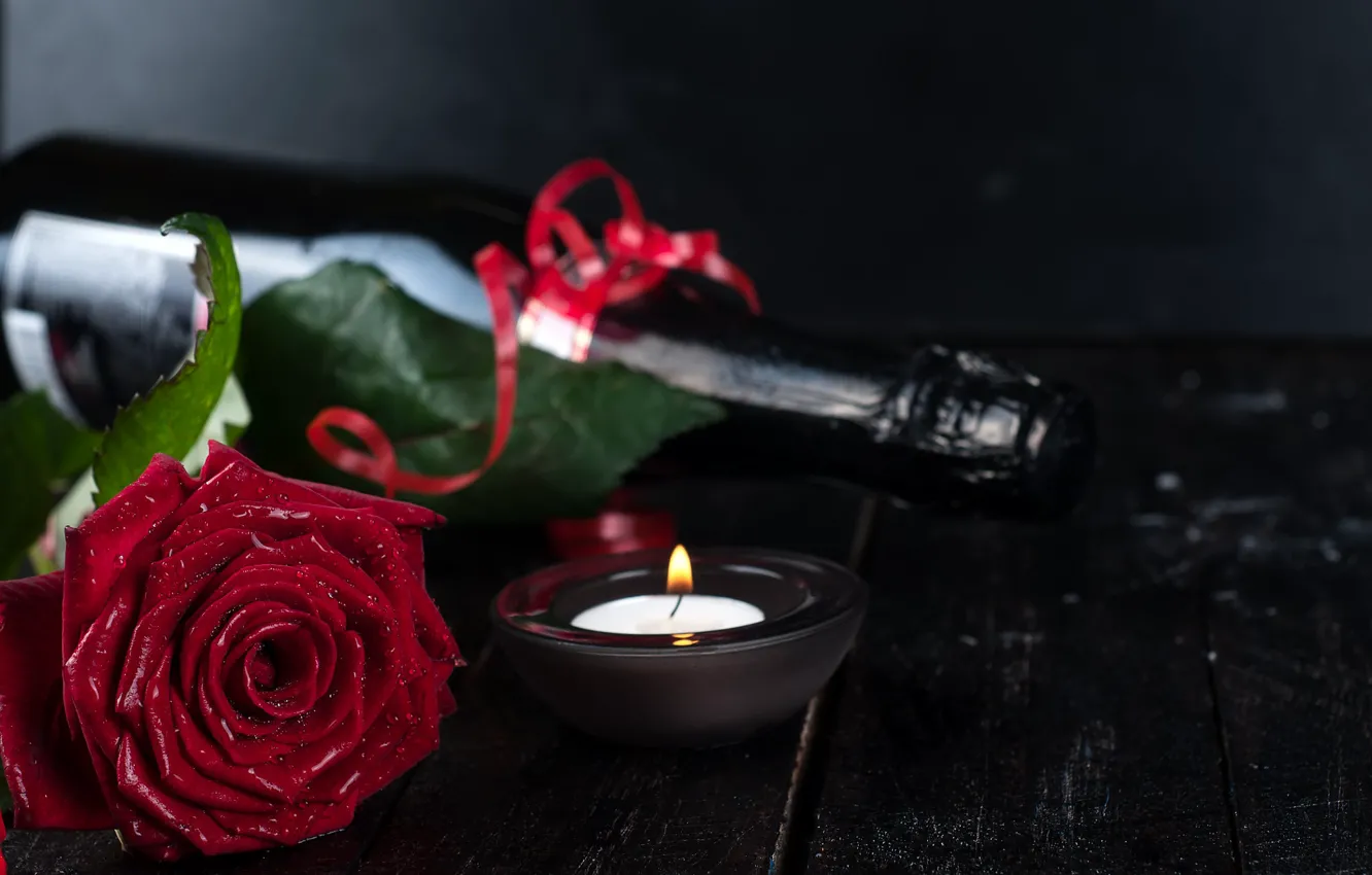 Фото обои цветок, вода, капли, праздник, доски, роза, бутылка, свеча