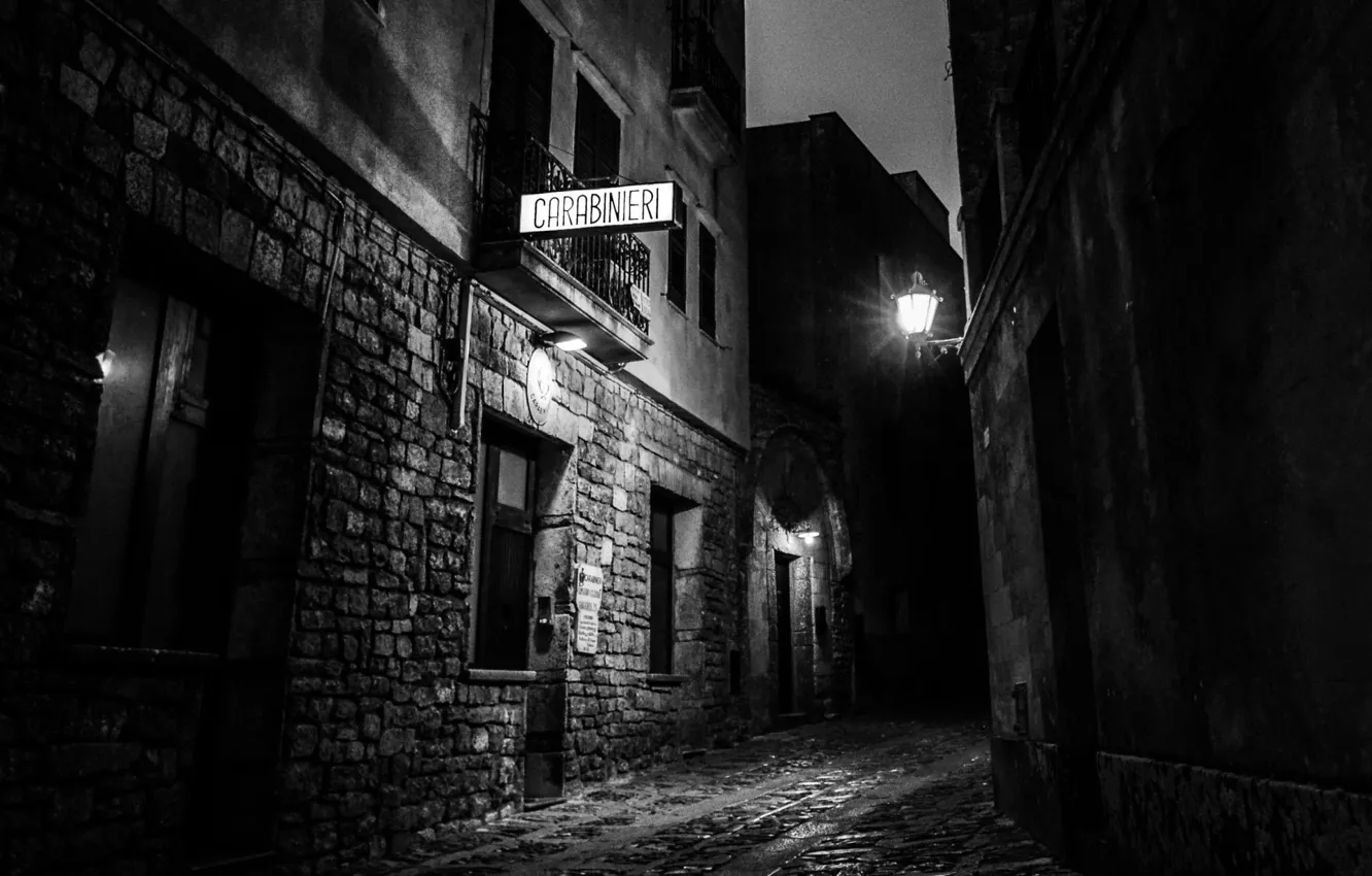 Фото обои ночь, город, улица, дома, Италия, фонарь, черно-белое, архитектура