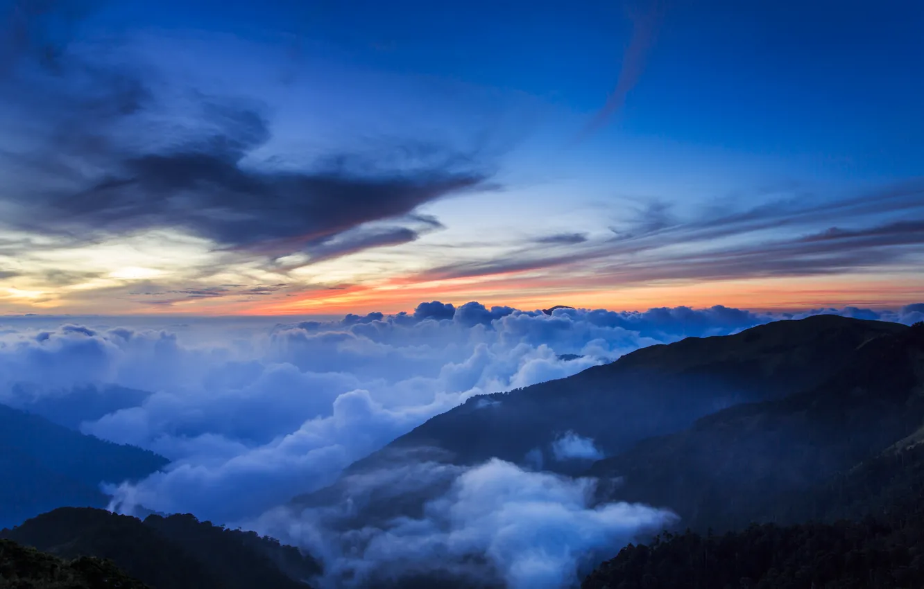 Фото обои небо, облака, деревья, закат, горы, туман, холмы, вечер