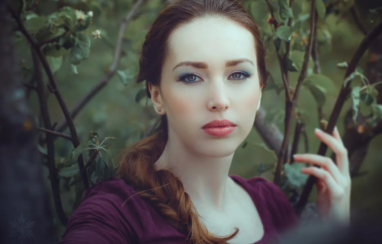 Фото обои листья, девушка, ветки, природа, лицо, макияж, прическа, косички