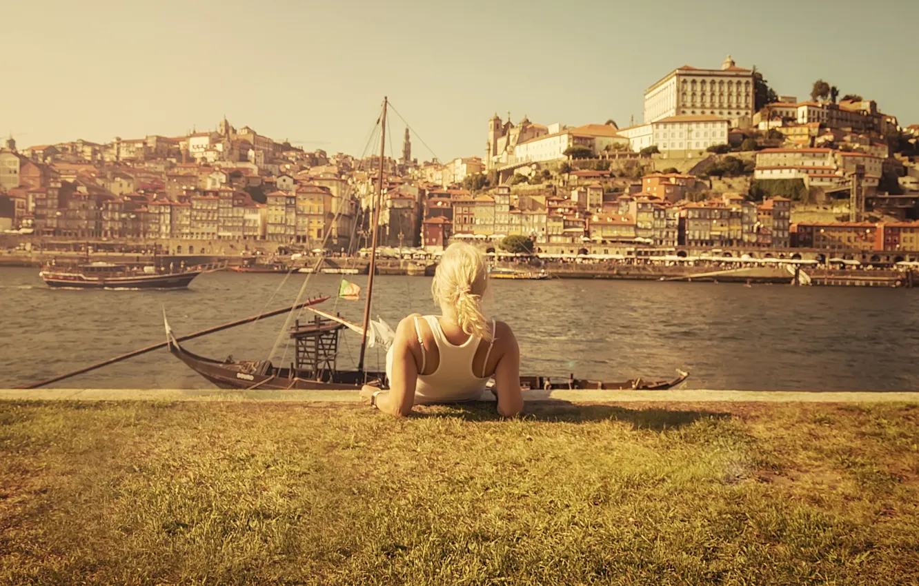 Фото обои девушка, лодки, канал, Португалия, солнечный, Порто, Вила-Нова-ди-Гая