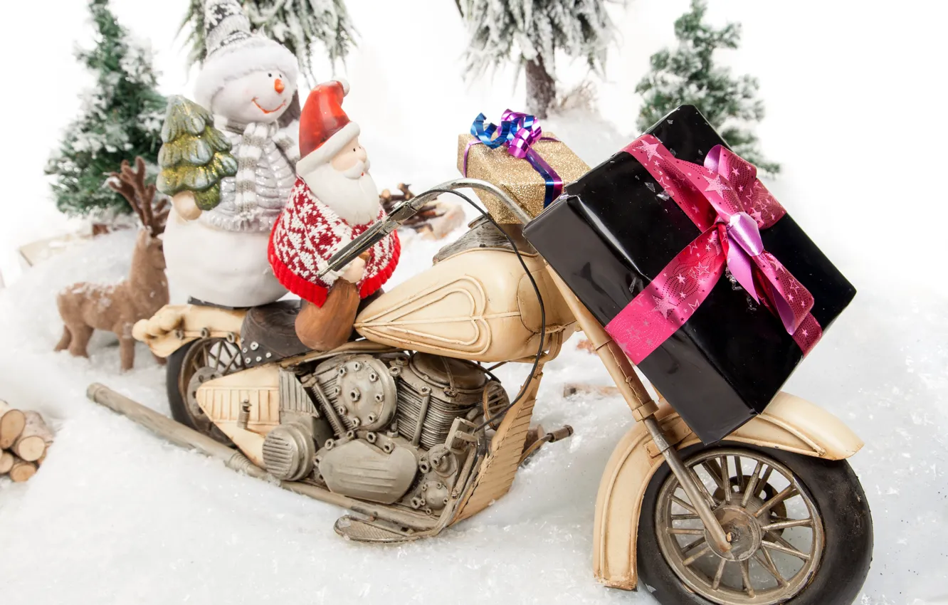 Фото обои праздник, подарок, игрушки, новый год, мотоцикл, снеговик, украшение, дед мороз