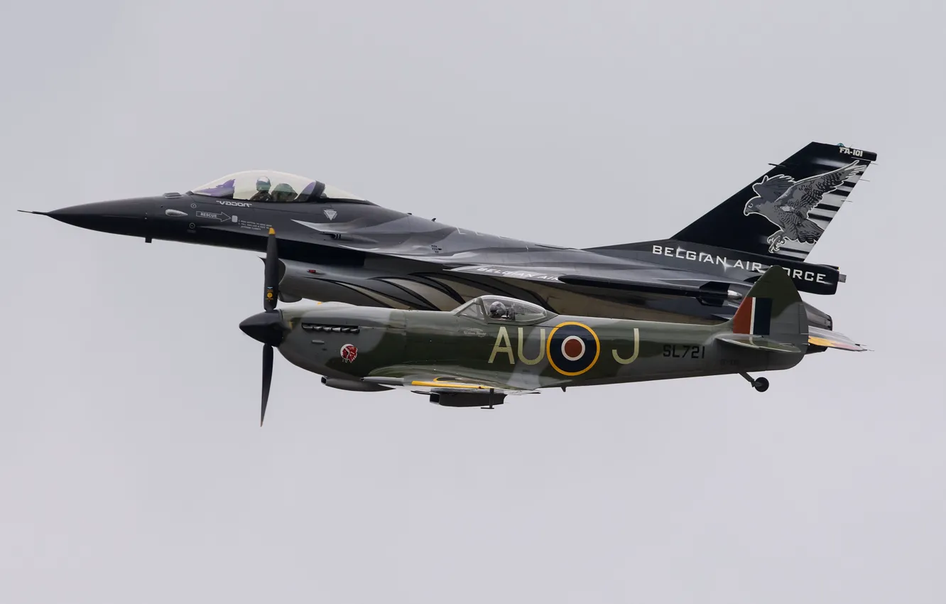 Фото обои F-16, Spitfire, Fighter