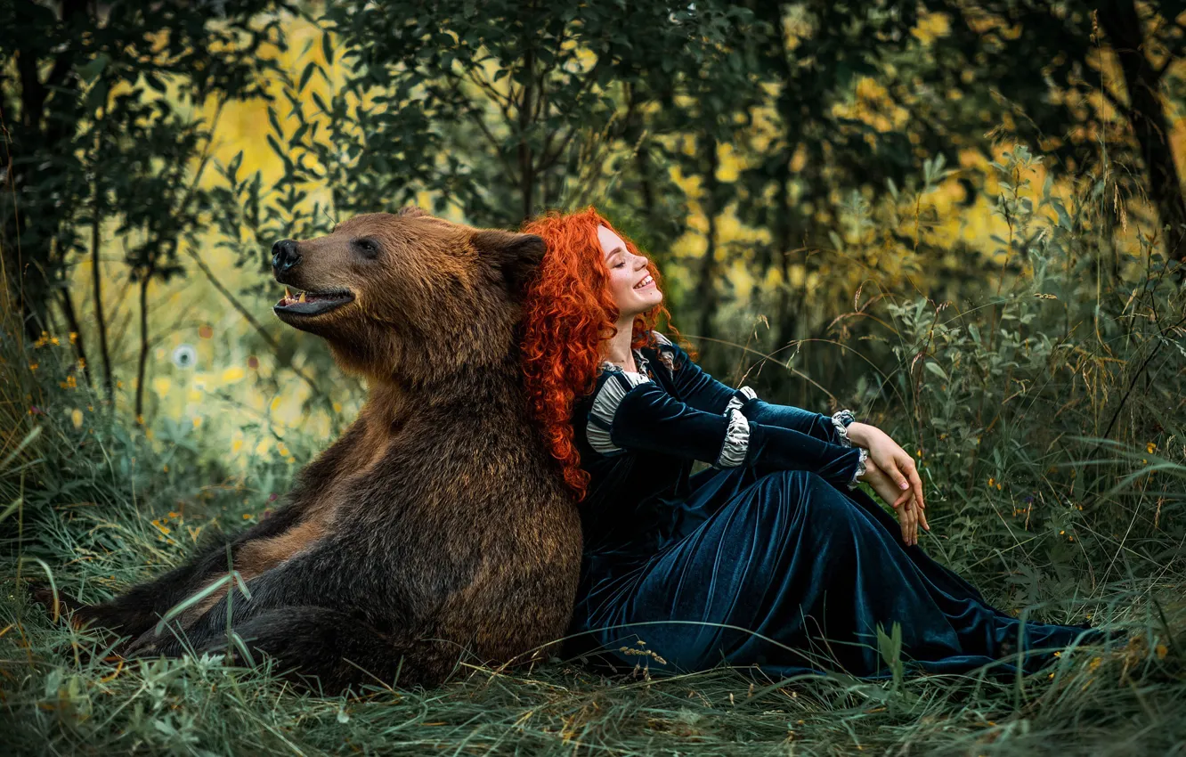Фото обои девушка, поза, улыбка, платье, медведь, рыжая, друзья, кудри