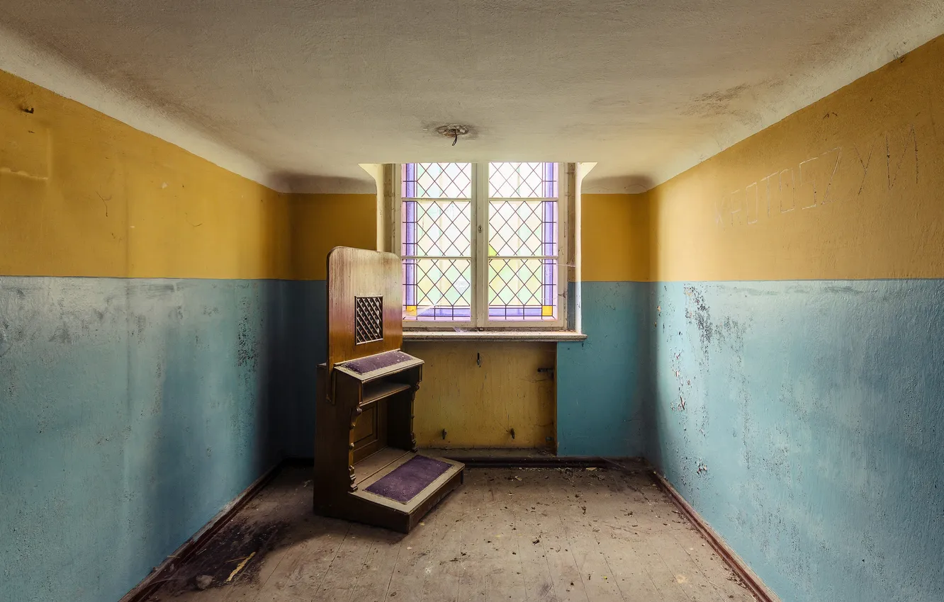 Фото обои окна, тень, коридор, prayer kneeler