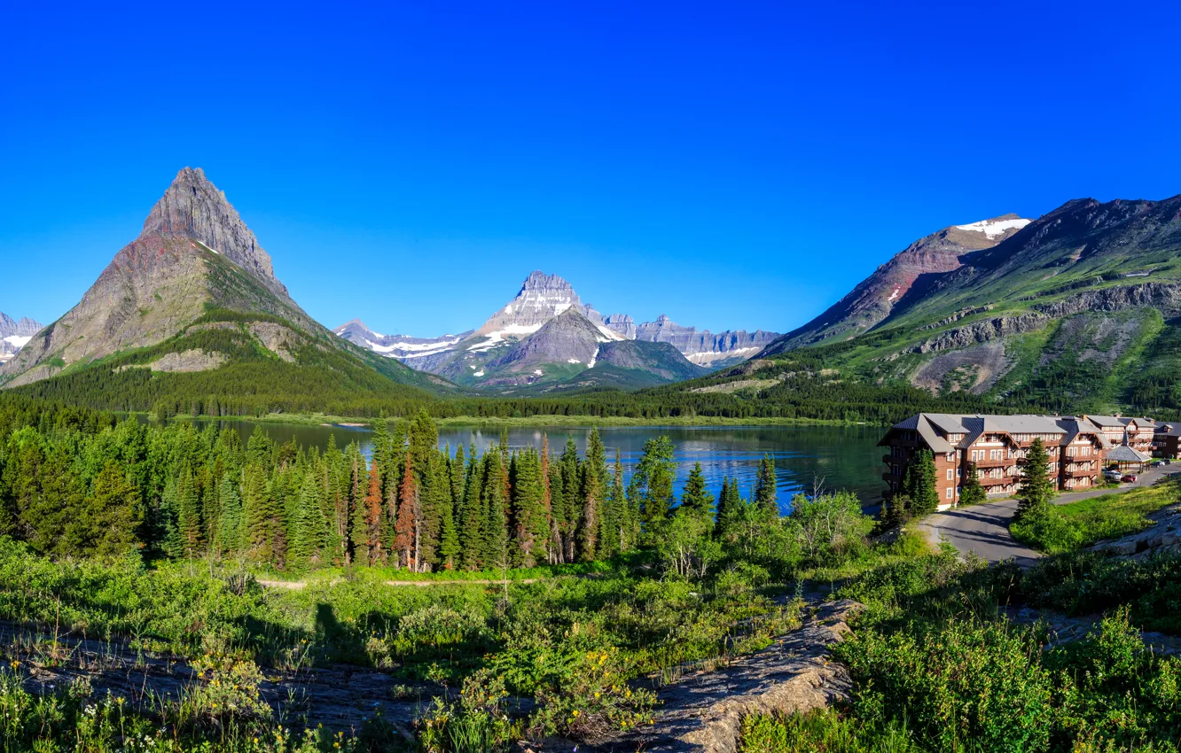Фото обои лес, небо, деревья, горы, озеро, голубое, дома, Монтана