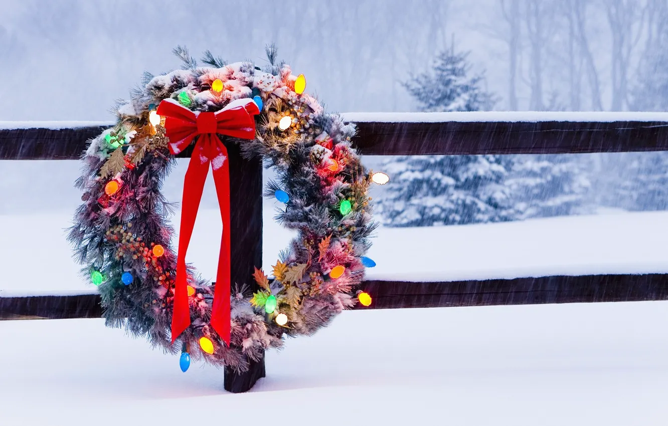 Фото обои зима, деревья, праздник, забор, рождество, лента, бант, венок