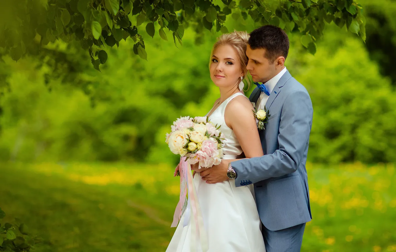 Фото обои девушка, букет, платье, мужчина, влюбленные, невеста, свадьба