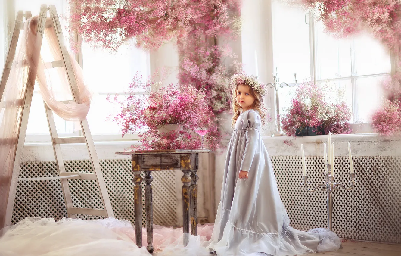 Фото обои окна, растения, свечи, девочка, ребёнок, стремянка, Оксана Митина