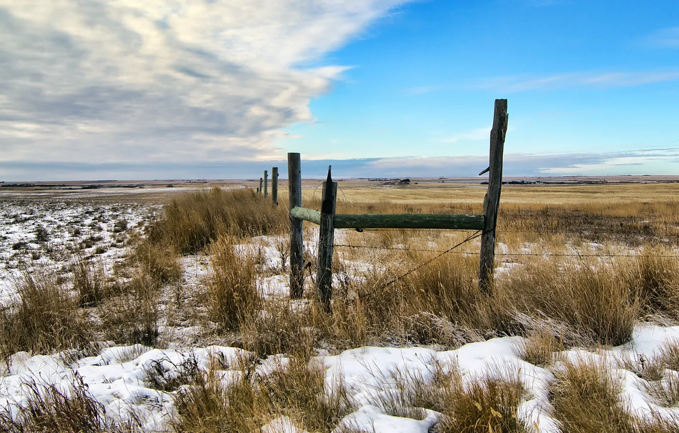 Фото обои поле, небо, снег, забор