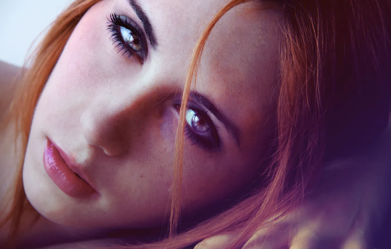 Фото обои взгляд, девушка, лицо, ресницы, волосы, рука, рыжая, крупным планом