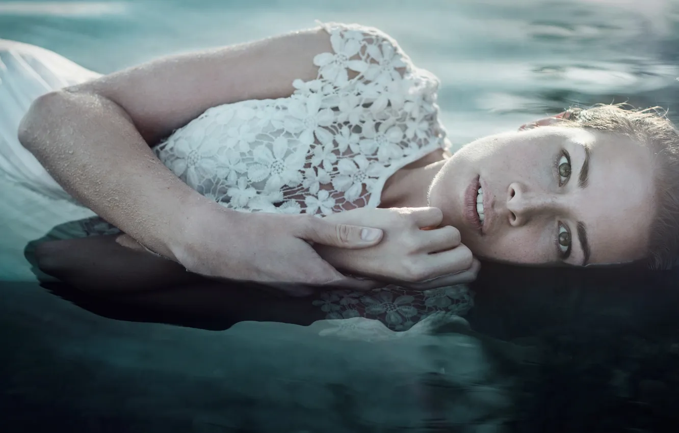 Фото обои вода, девушка, платье, лежит