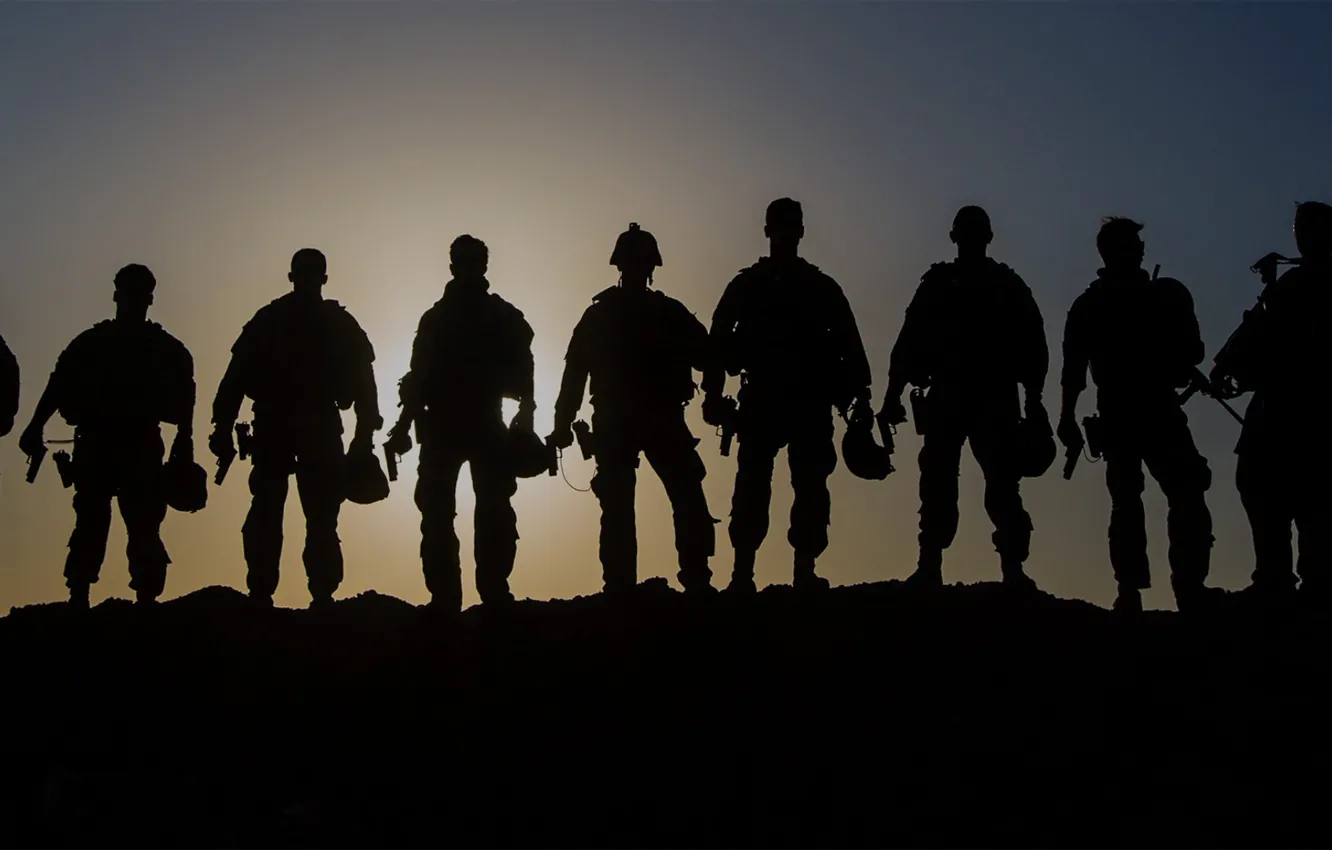 Фото обои закат, оружие, тень, обмундирование, мужчины, бойцы, аммуниция