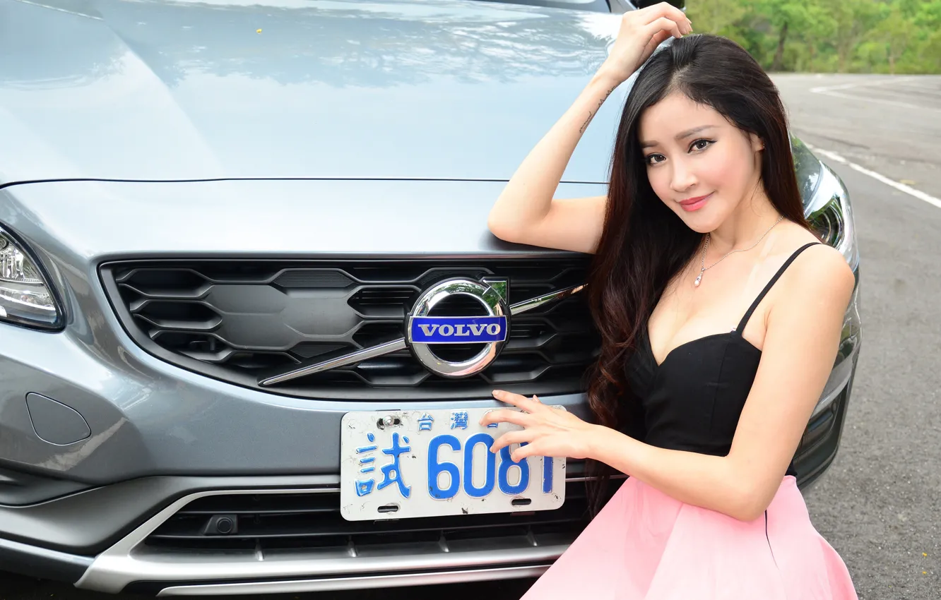 Фото обои авто, взгляд, Девушки, азиатка, красивая девушка, Volvo V60, позирует над машиной