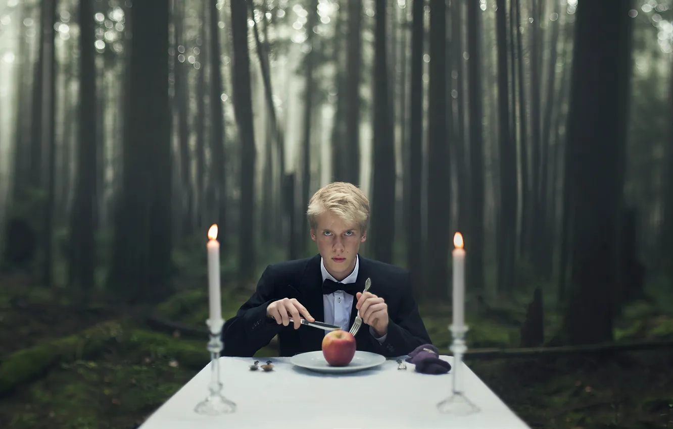 Фото обои стол, яблоко, свечи, парень
