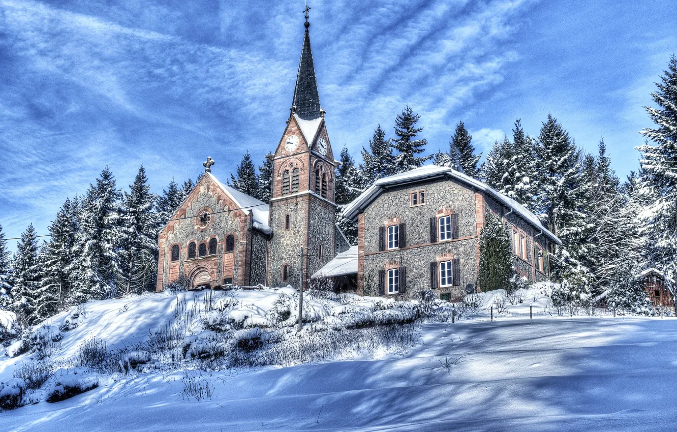 Фото обои зима, снег, деревья, горы, дом, Франция, склон, церковь