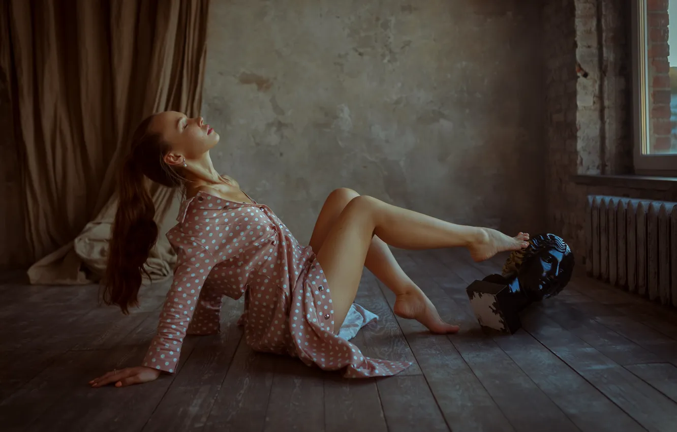 Фото обои девушка, поза, доски, ножки, длинные волосы, на полу, закрытые глаза, Денис Котов