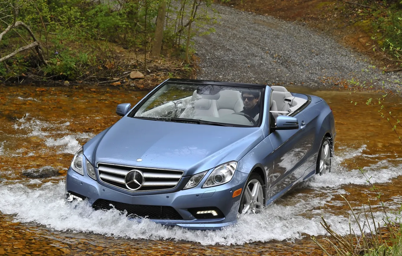 Фото обои лес, вода, машины, брызги, река, mercedes e550, мерседесы