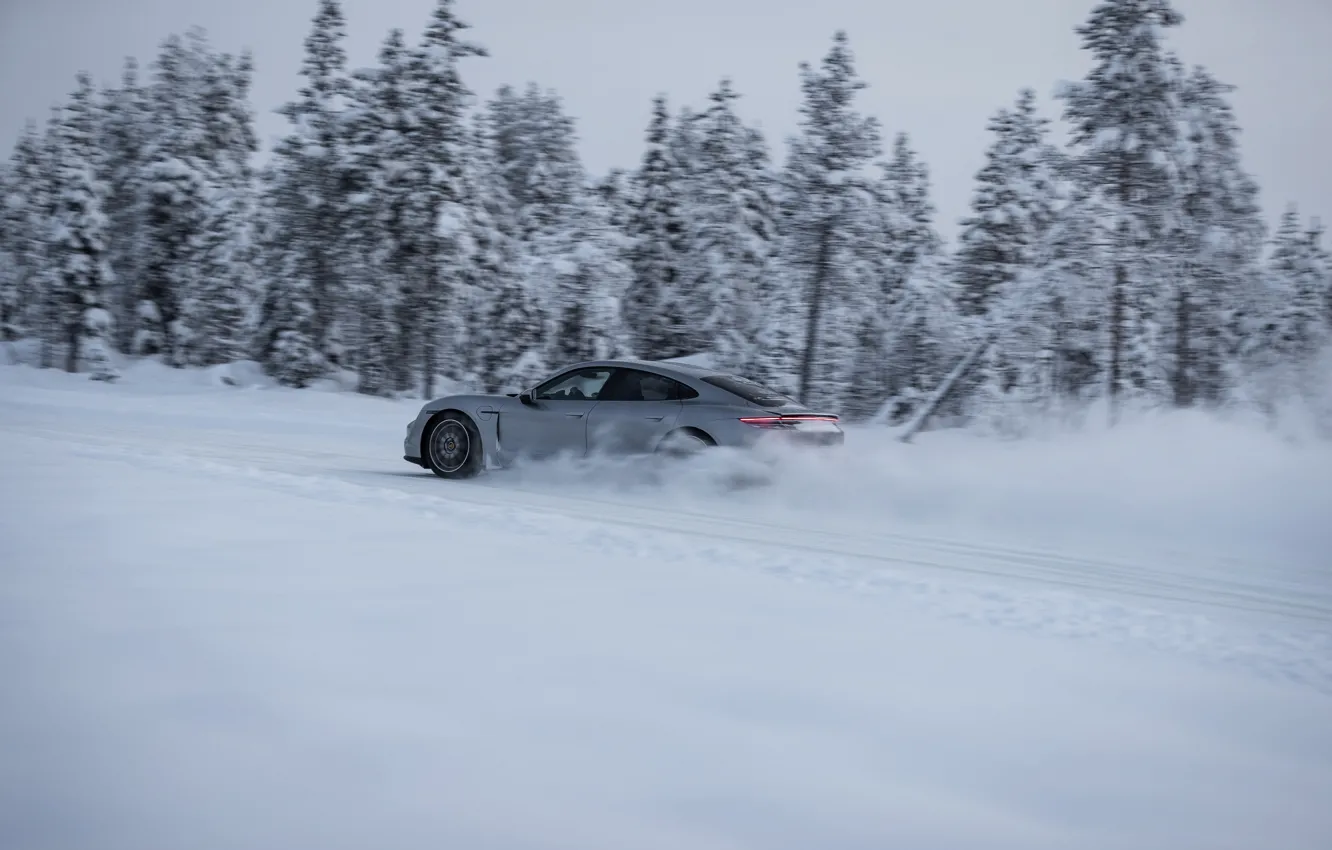 Фото обои снег, серый, движение, скорость, Porsche, 2020, Taycan, Taycan 4S