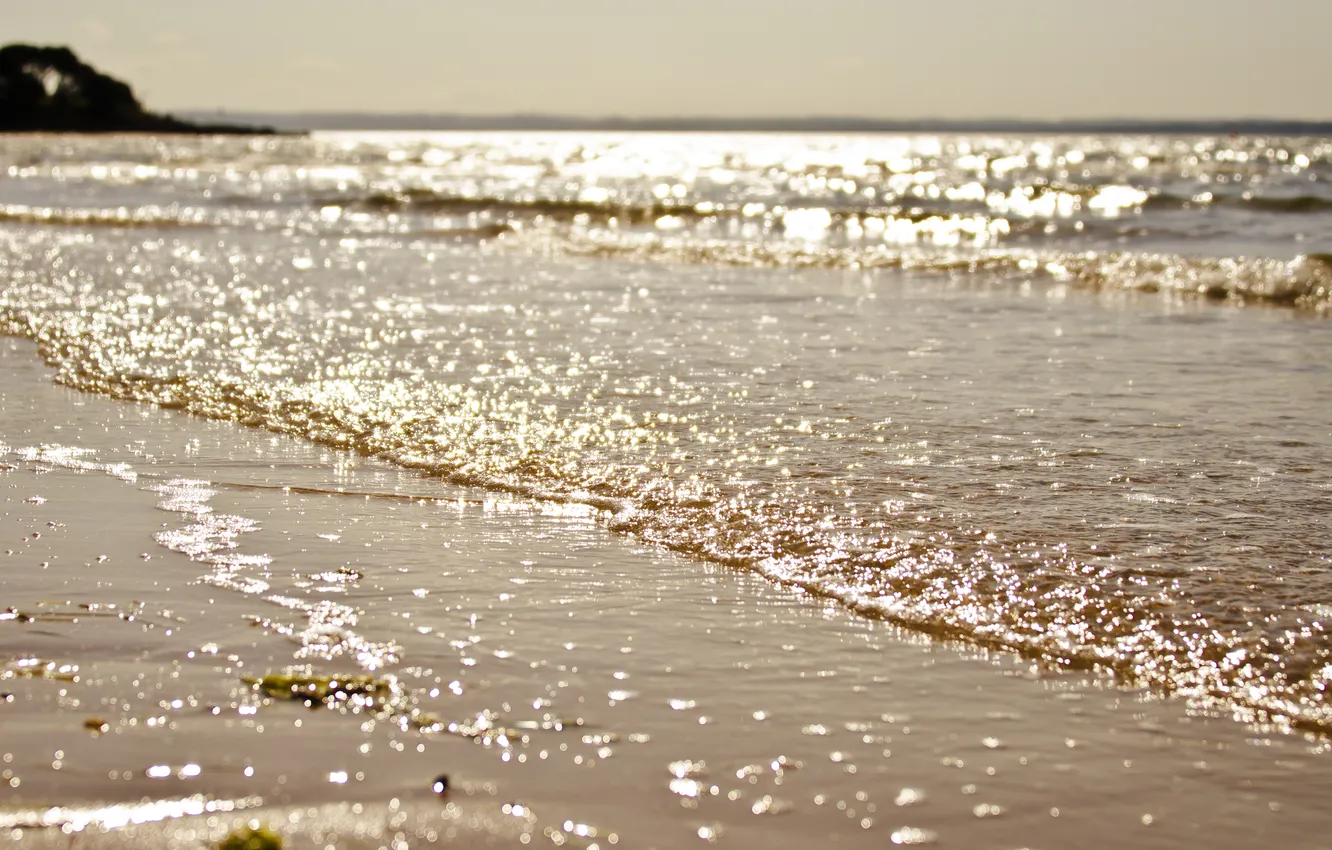Фото обои песок, море, волны, солнце, блики, побережье
