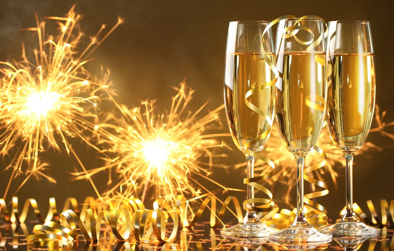 Фото обои Новый Год, бокалы, golden, шампанское, серпантин, New Year, бенгальские огни, celebration
