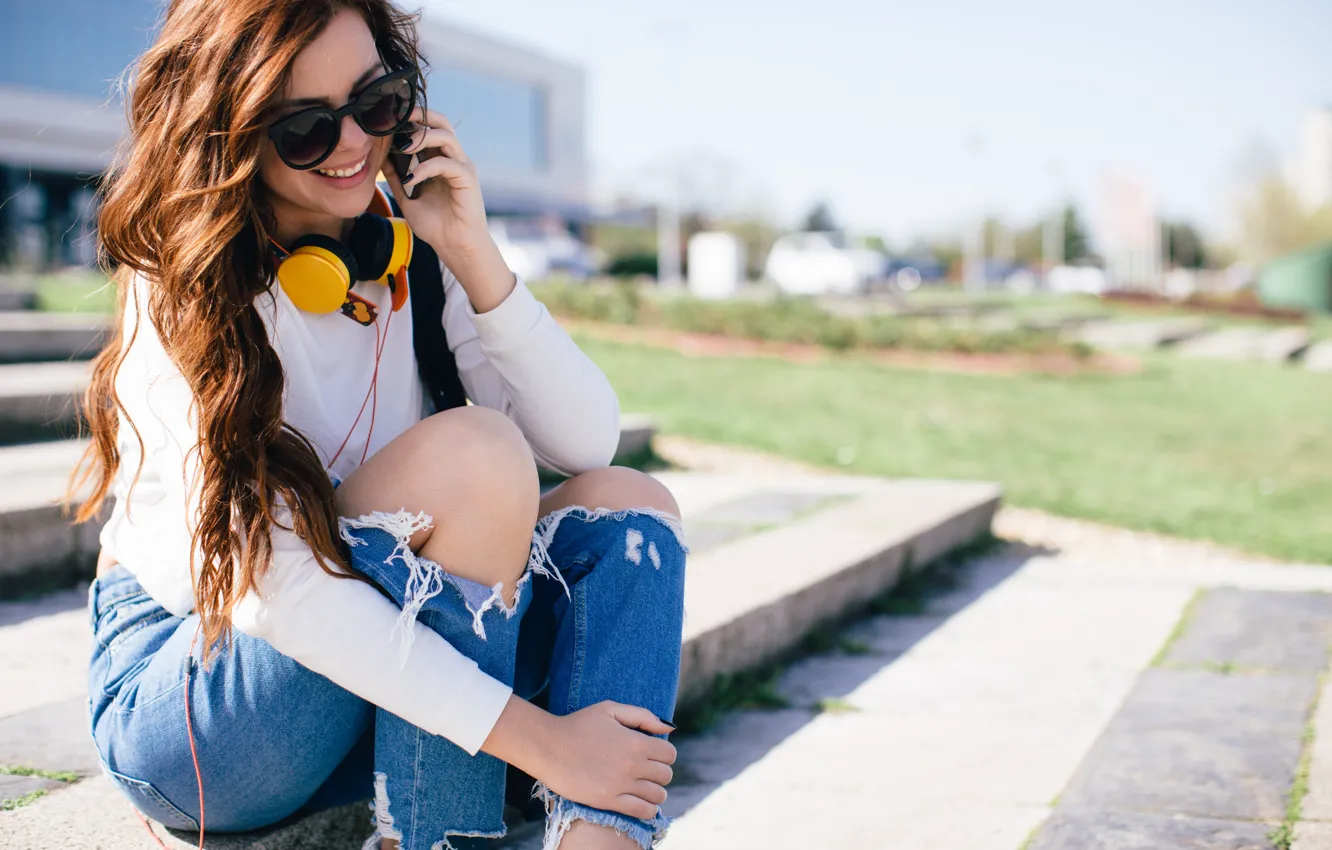 Фото обои smile, jeans, sunglasses