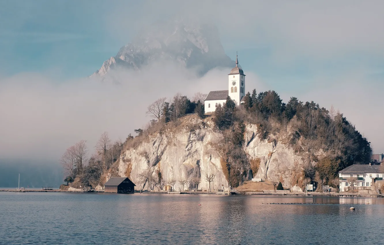 Фото обои белый, небо, деревья, горы, туман, озеро, скалы, берег