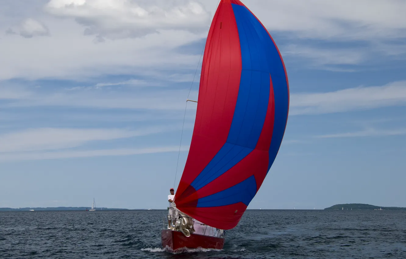 Фото обои море, небо, облака, горы, озеро, яхта, парус