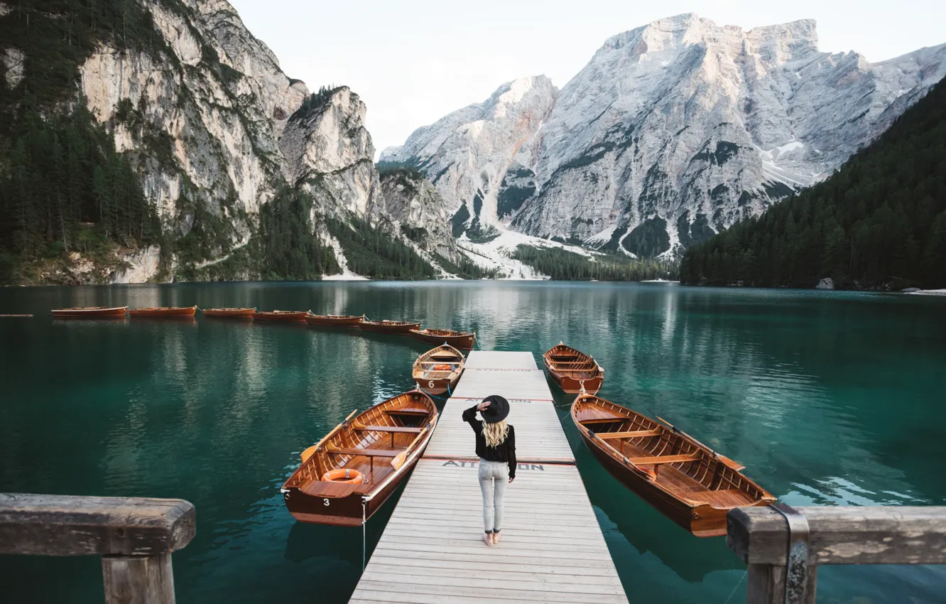 Фото обои девушка, горы, природа, озеро, лодки, причал, Италия, Доломиты