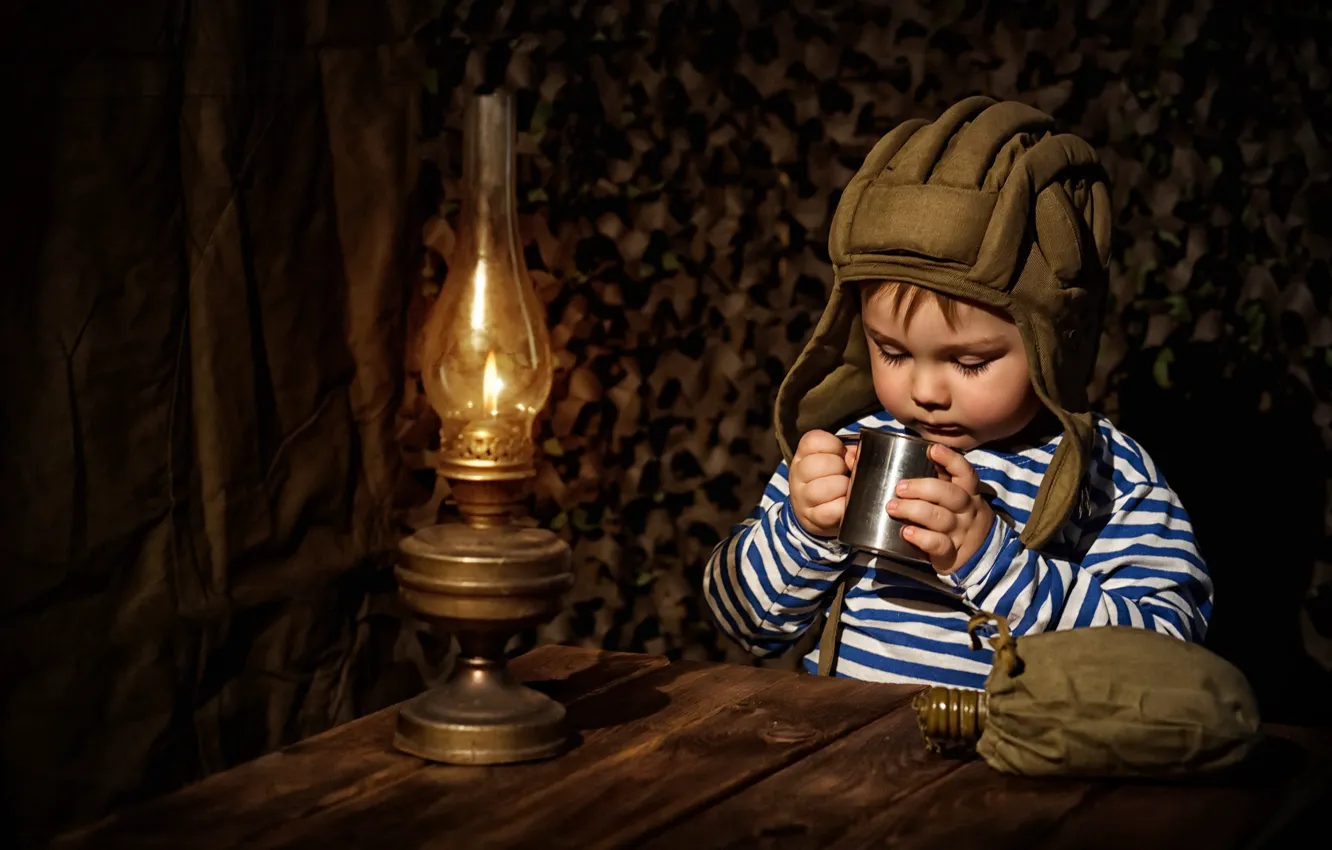 Фото обои лампа, мальчик, кружка