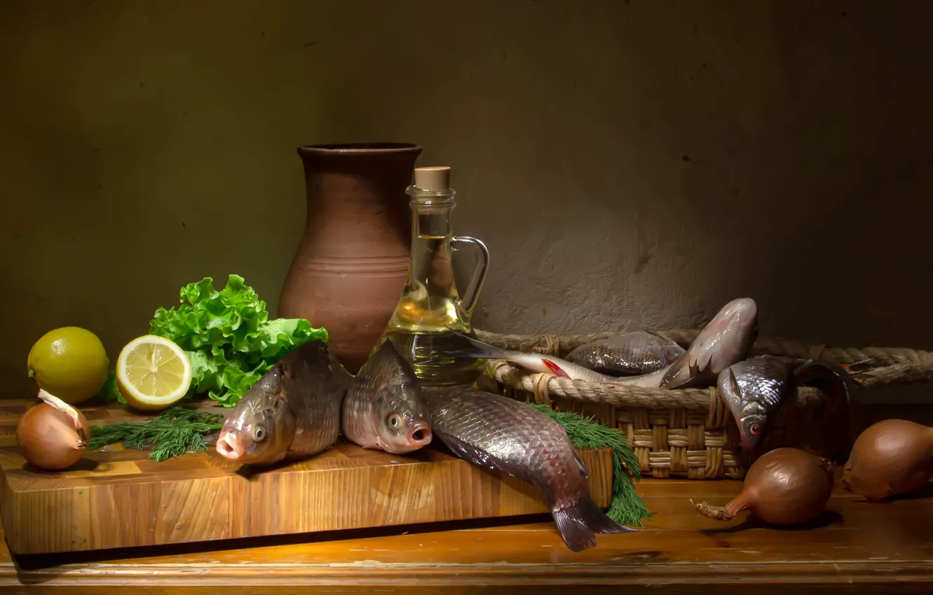 Фото обои рыбы, стол, лимон, бутылка, масло, лук, доска, корзинка