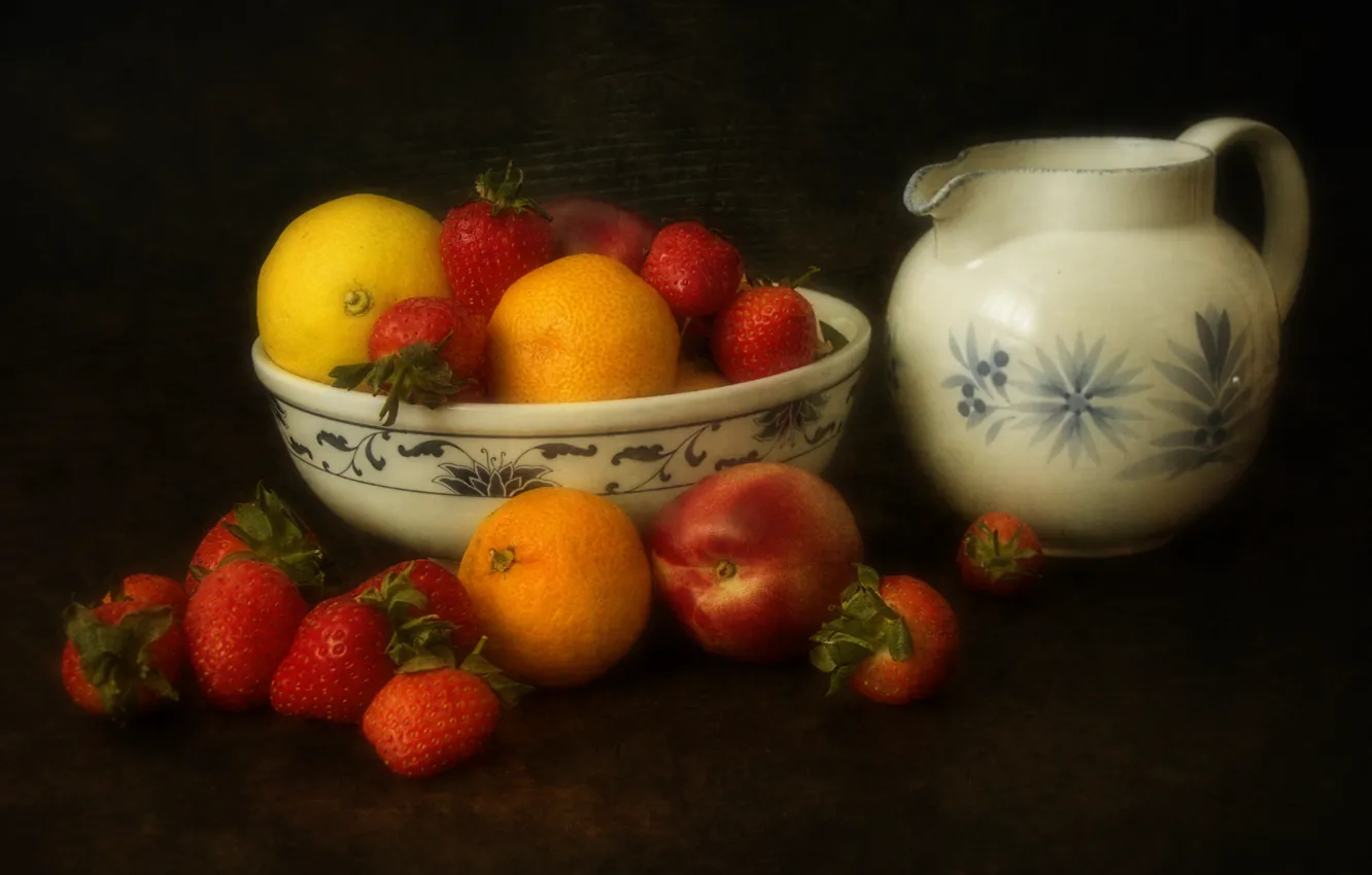Фото обои фон, лимон, клубника, ягода, ваза, кувшин, фрукты, персик