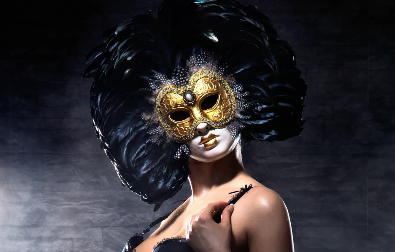 Фото обои gold, feathers, look, pose, venetian masquerade masks