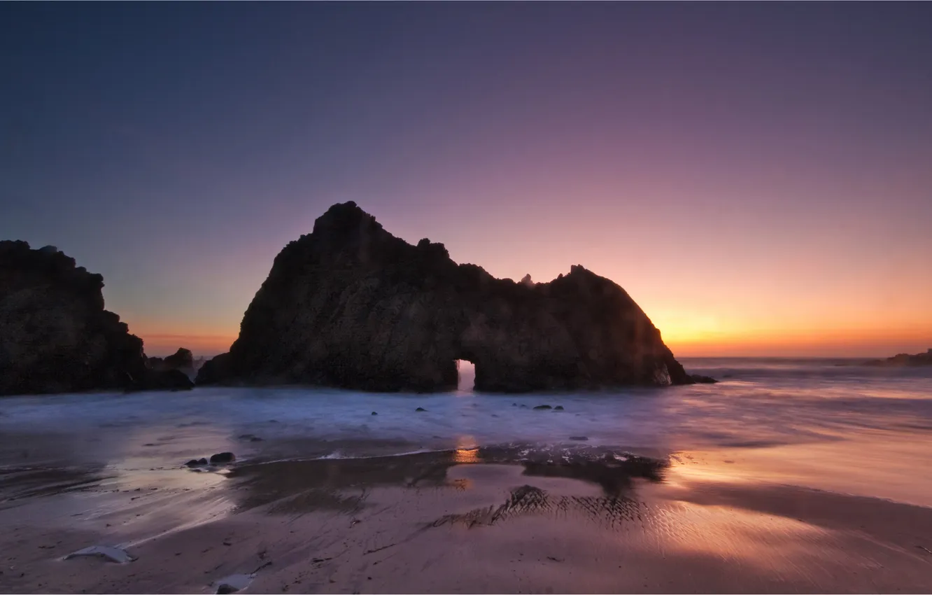 Фото обои песок, море, закат, скала, берег, Морской пейзаж
