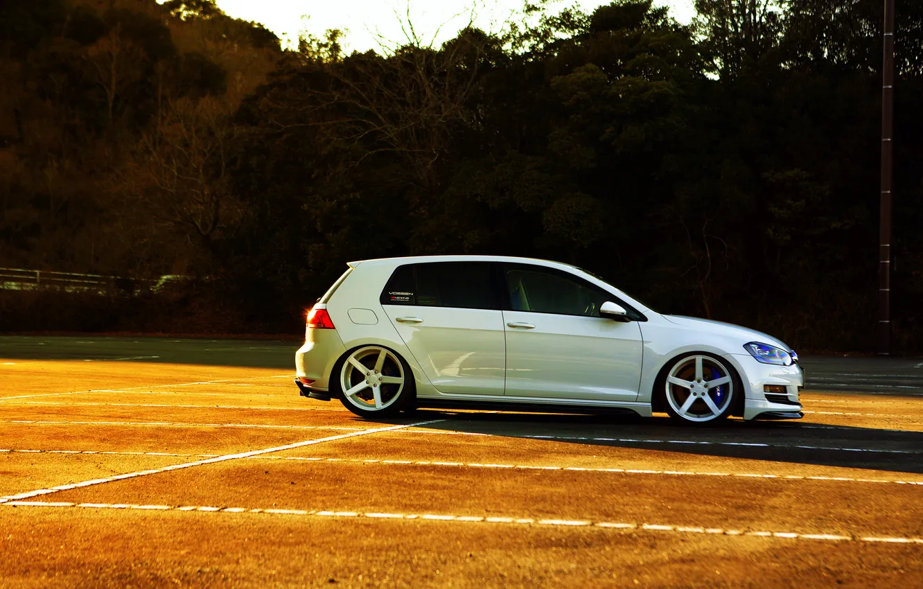 Фото обои volkswagen, white, wheels, side, golf, vossen