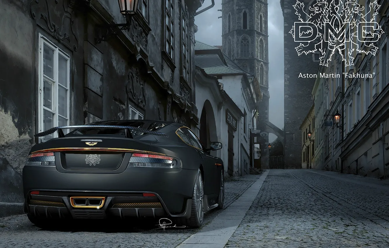 Фото обои надпись, Aston Martin, улица, тюнинг, DBS, брусчатка, суперкар, герб